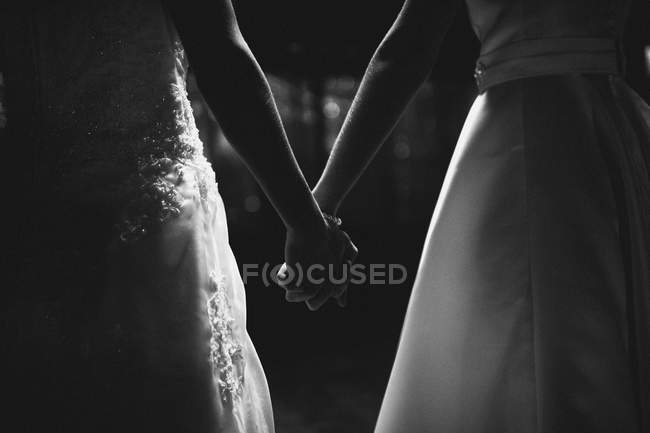Couple standing together, holding hands — Stock Photo