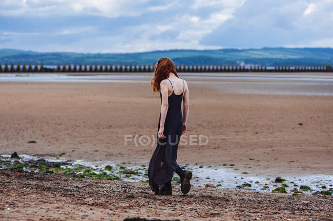 Ragazza in spiaggia vicino a Cramond Island, Edimburgo, Scozia — Foto stock