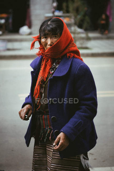 Anciana tibetana-khampa mujer - foto de stock