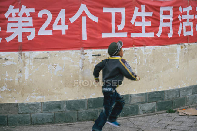 Giovane ragazzo tibetano-Khampa — Foto stock