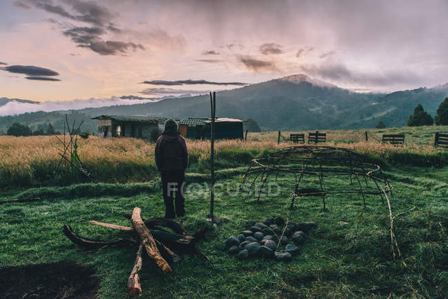Homem de pé perto tradicional suor lodge — Fotografia de Stock