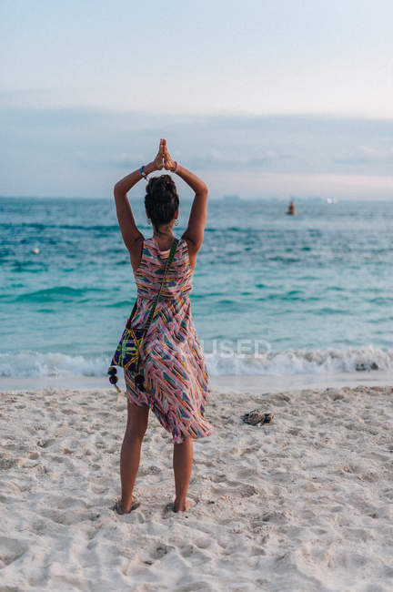 Menina desfrutando praia — Fotografia de Stock