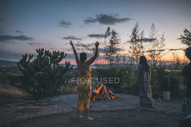 Donne che si riuniscono intorno al fuoco per la cerimonia della capanna del sudore a San Miguel de Allende, Messico — Foto stock