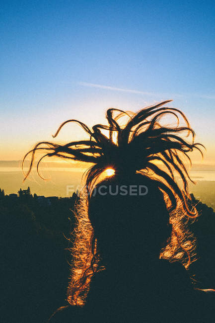 Девушка с дредами на закате — стоковое фото