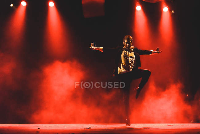 Bailarín masculino durante la actuación - foto de stock