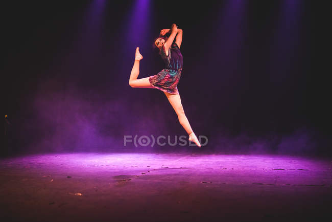 Jovem dançando no palco — Fotografia de Stock