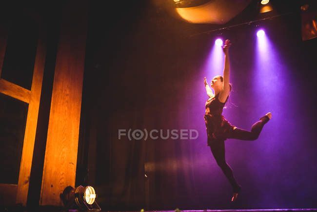 Giovane ragazza che balla sul palco — Foto stock