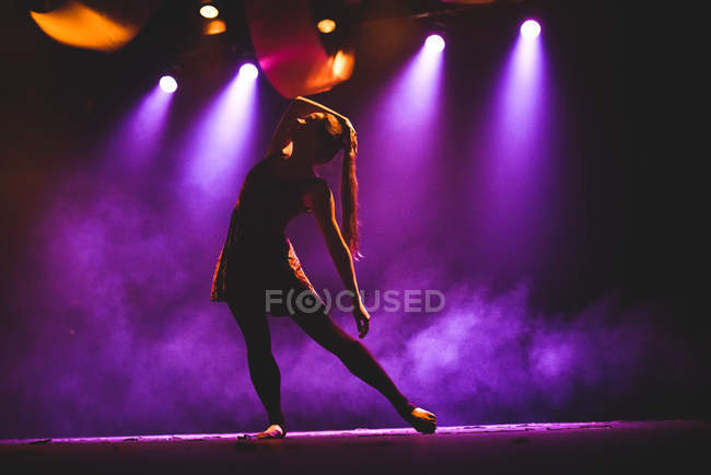 Giovane ragazza che balla sul palco — Foto stock