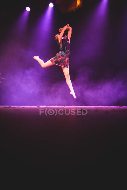 Chica joven bailando en el escenario - foto de stock
