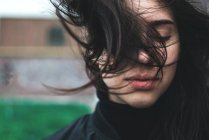 Молодая женщина с ветреными волосами — стоковое фото