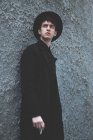 Stilvoller Mann mit langem Mantel und Hut — Stockfoto