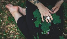 Frau mit Eichenblättern — Stockfoto