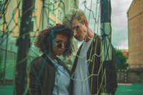 Jovem hipster casal multirracial ao ar livre — Fotografia de Stock