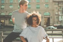 Jovem hipster casal multirracial ao ar livre — Fotografia de Stock