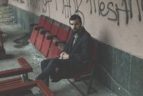 Hipster-Mann sitzt auf Stuhl — Stockfoto