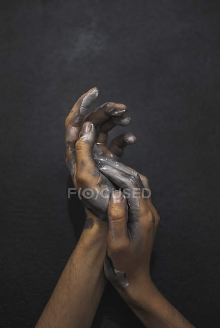 Mãos femininas em tinta preta e branca — Fotografia de Stock