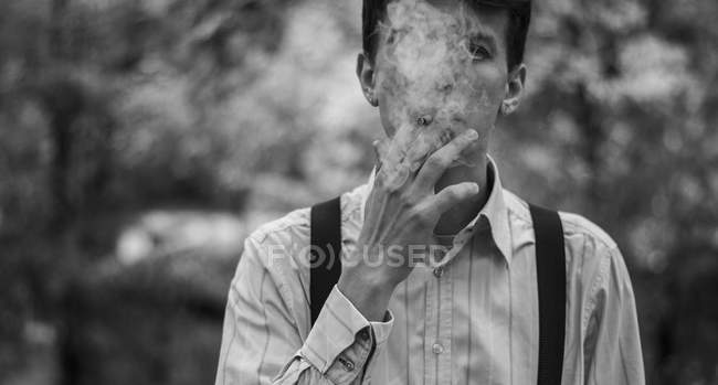 Giovane uomo fumare sigaretta — Foto stock