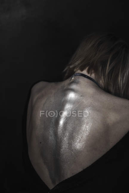 Девушка покрыта серебряной краской — стоковое фото