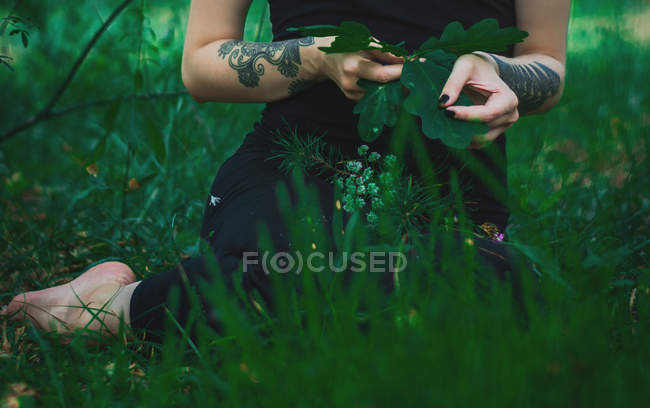 Mulher segurando folhas de carvalho — Fotografia de Stock