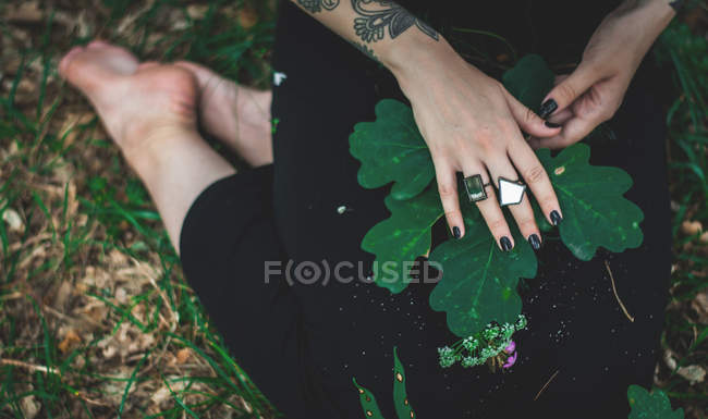 Mulher segurando folhas de carvalho — Fotografia de Stock