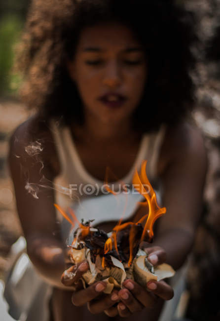 Triste femme dans la forêt — Photo de stock