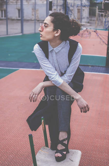 Trendfrau posiert auf Fußballplatz — Stockfoto