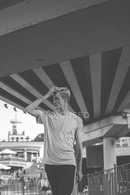 Joven hipster hombre posando al aire libre - foto de stock