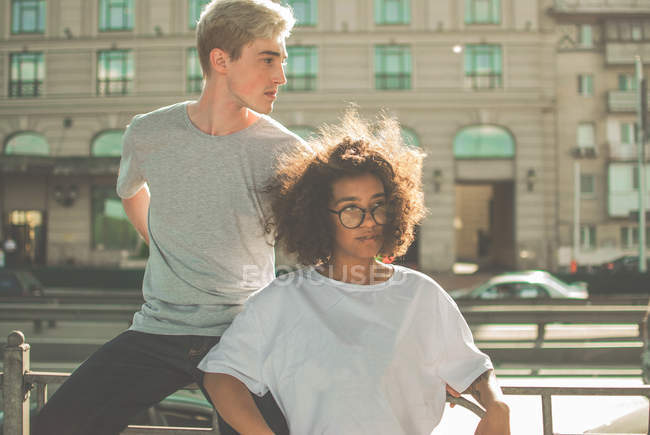 Jeune hipster couple multiracial en plein air — Photo de stock