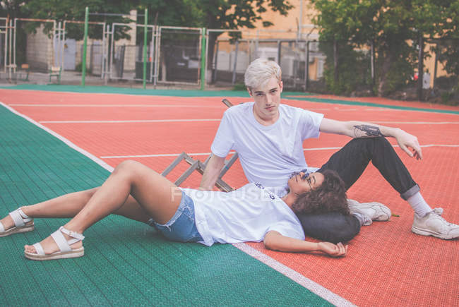 Молодий hipster multiracial пара на відкритому повітрі — стокове фото