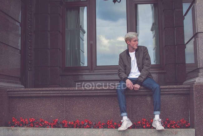 Jeune homme hipster posant en plein air — Photo de stock