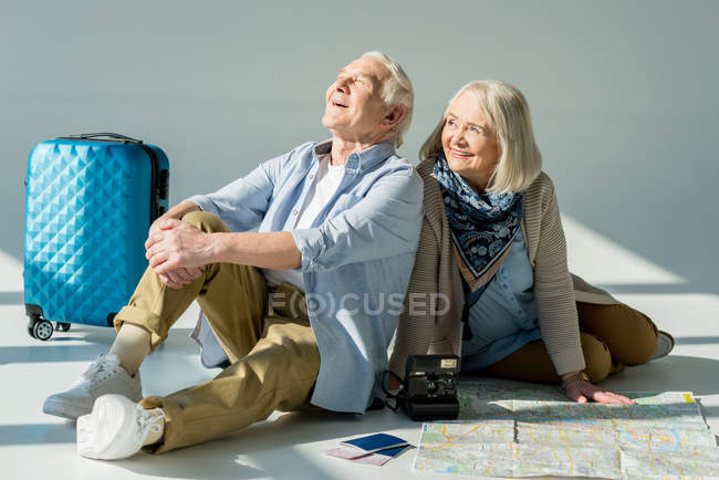 Casal sênior com mapa itinerante — Fotografia de Stock