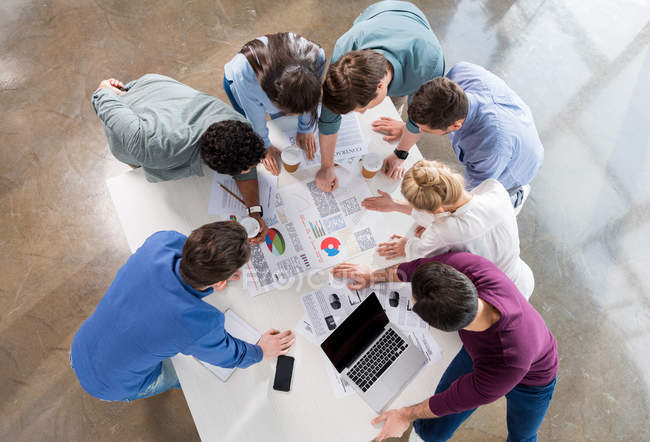 Empresarios discutiendo y haciendo una lluvia de ideas - foto de stock