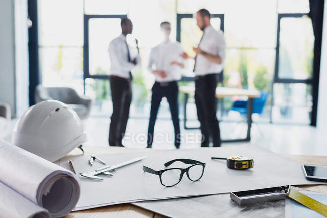 Materiais de arquitectura no local de trabalho — Fotografia de Stock