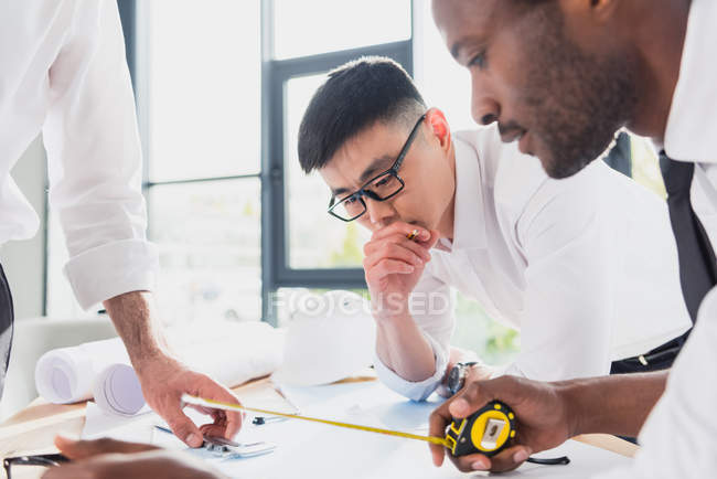 Professionelle Architekten im modernen Büro — Stockfoto