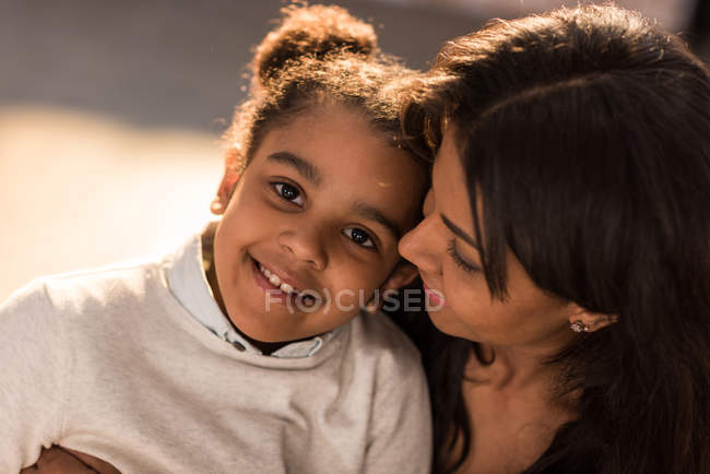 Madre e sorridente figlioletta — Foto stock