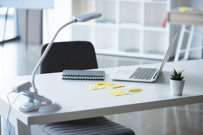 Ordenador portátil en el lugar de trabajo - foto de stock