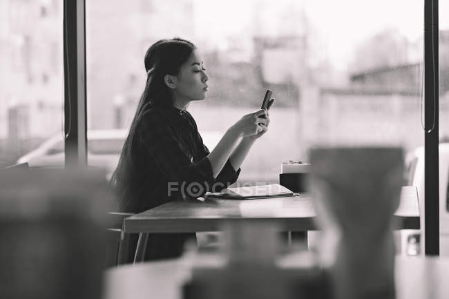 Chica asiática usando smartphone - foto de stock