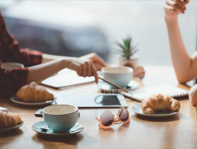 Menschen essen zu Mittag — Stockfoto