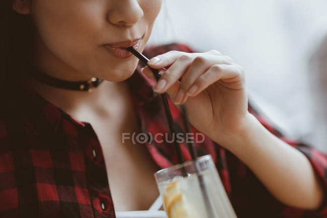 Ragazza bere caffè — Foto stock