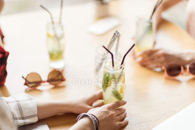 Mädchen trinken Cocktails im Café — Stockfoto