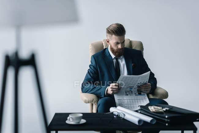 Homme d'affaires lisant le journal — Photo de stock