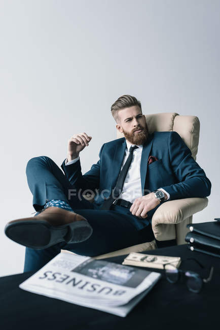 Empresario sentado en sillón - foto de stock