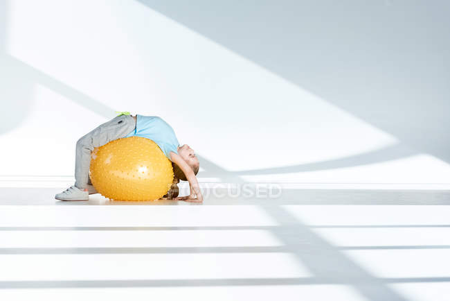 Mädchen turnen auf Fitnessball — Stockfoto