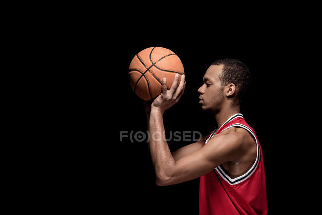 Joueur de basket avec balle — Photo de stock