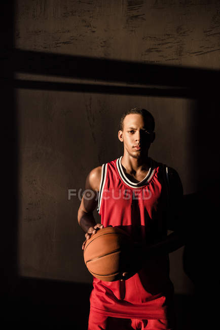 Jogador de basquete esportivo — Fotografia de Stock