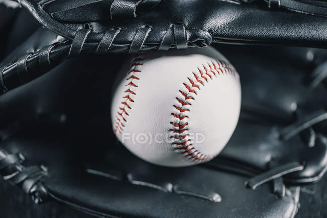 Baseballhandschuh und Ball — Stockfoto