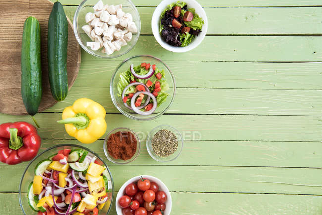 Produtos hortícolas frescos em bruto na mesa — Fotografia de Stock