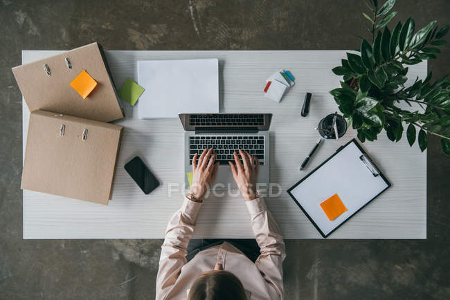 Mujer de negocios trabajando con el ordenador portátil - foto de stock