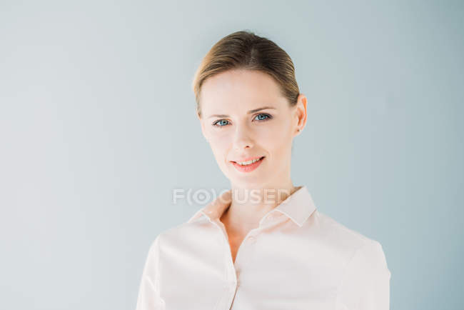 Caucasica donna d'affari in formalwear sorridente — Foto stock