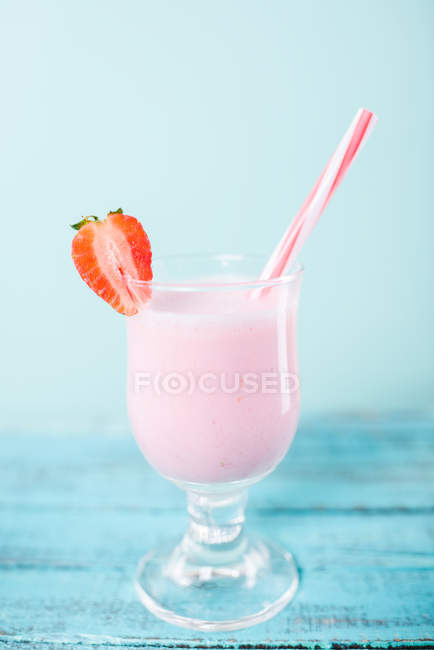 Délicieux milkshake aux fraises — Photo de stock